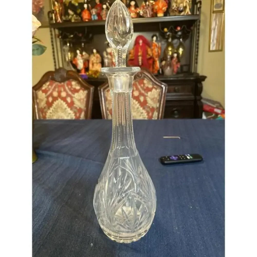 Decanter This vintage lead crystal liquor decanter is a stunning piece clear